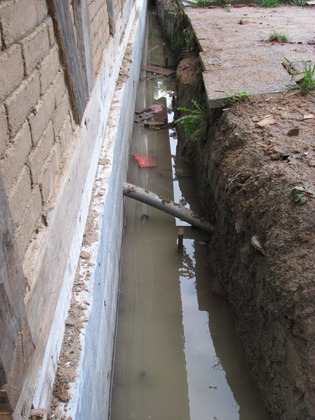 Regenwasser an dem hinteren Fundament