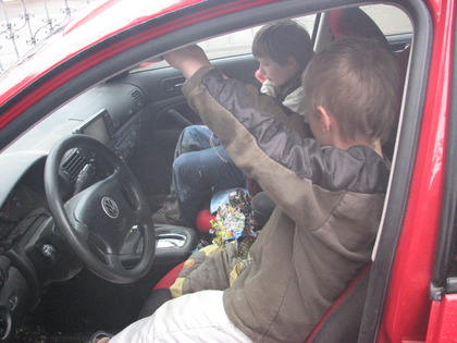 Die Kinder beim schlechten Wetter im Passat