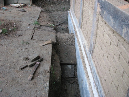 Wasserleitungs Isolationswall aus Stroh und Lehmboden