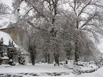 Die verschneite Kirche