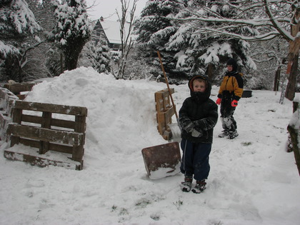 Iglu bauen mit Europaletten