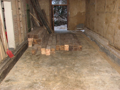 Das Holz für das Fachwerk der vorderen Hauswand