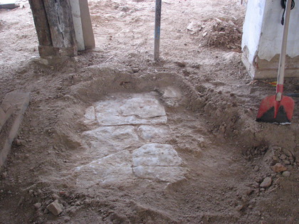 Mysteriöser Steinweg zum Holzofen