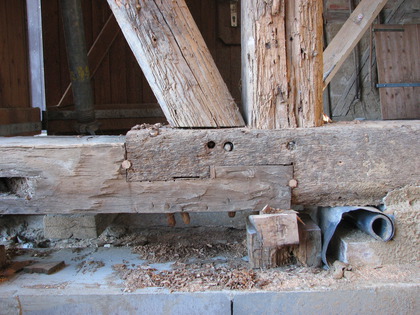 Neue Bodenschwelle trifft alte Bodenschwelle über Holzverbindung