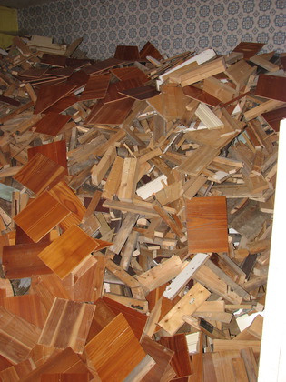 Das Holzzimmer ist zum Bersten gefüllt