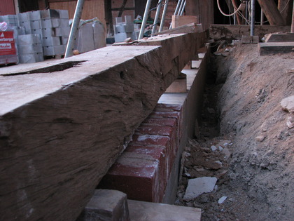 Hinten schauen die Sockelsteine etwas über das Schalungsstein Fundament