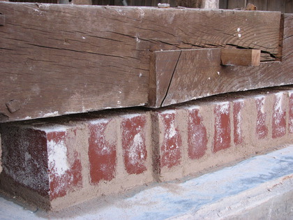 Wir gehen der Eichenschwelle Bodenschwelle mit der Sockelmauer einfach aus dem Weg