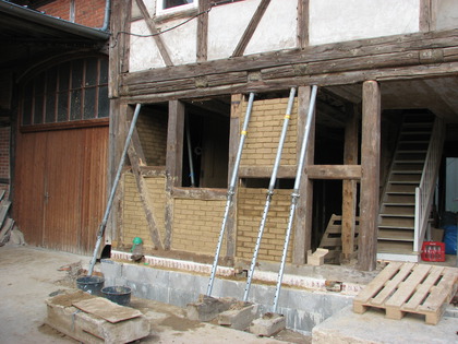 Das Fachwerk auf der linken Haushälfte schliesst sich mit Lehmsteinen