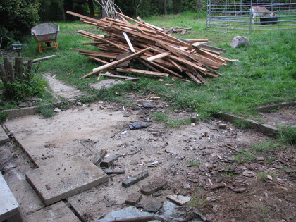 Die hässlichen Verkleidungsplatten wurden verkleinert und in Mülltüten verfrachtet