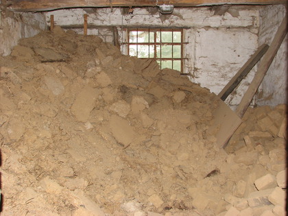 Das Lehmlager beherbergt viele Kubikmeter Strohlehm und Lehmsteine
