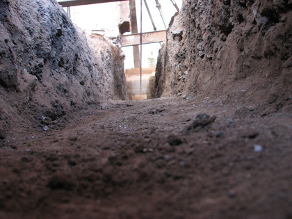 Ein Blick von unten durch den Fundamentgraben