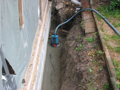 Die Gartenpumpe hält unser Fundament trocken