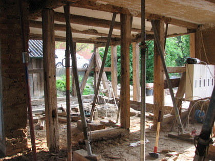 Riegel raus Holznägel raus und Bodenschwelle raus schon klappt das Fachwerk zusammen