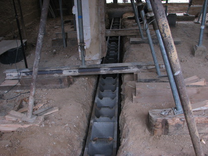 Die unterste Schicht Schalungssteine liegt im Fundamentgraben