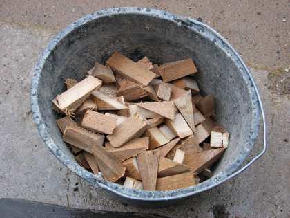 Ein Eimer voller Holzkeile zum Ausnivellieren der Schalungssteine