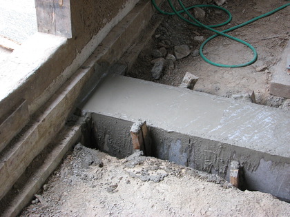 Auch hier ist das Fundament 2cm höher als vorne