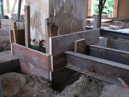 Die Beton Schalung für den Schornstein von hinten