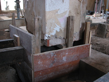 Die Beton Schalung für den Schornstein von links