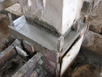 Der linke Schornstein im Beton