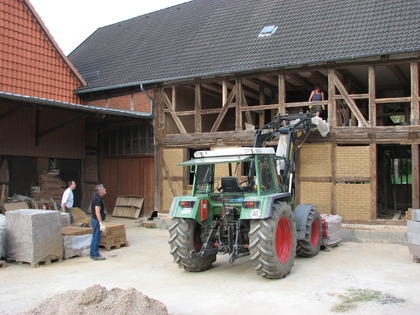 Der Trecker hat die Paletten mit Lehmsteinen ins Obergeschoss gehoben