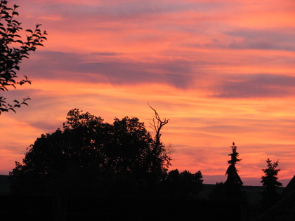 Der Sonnenuntergang von unserem Grundstück aus