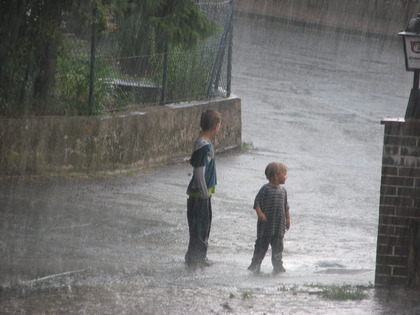 Keanu mit Freund im Sommerregen