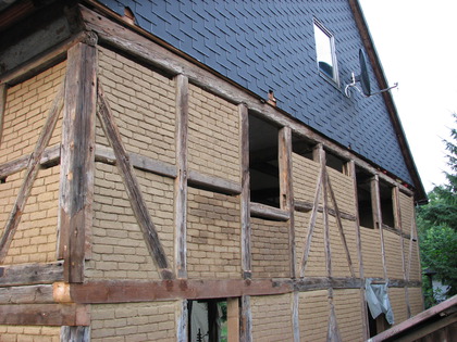 Das Fach unter dem vorderen Fenster ist zugemauert