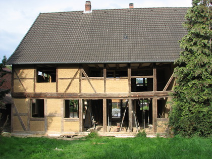 Das Fachwerk von hinten hier werden die Zimmerleute nächste Woche dran arbeiten