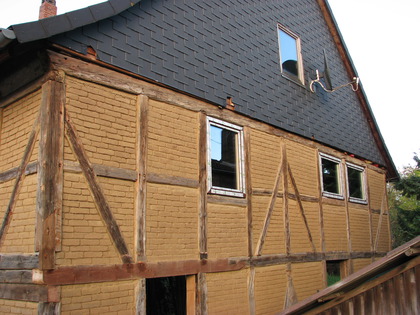 Das letzte Schlafzimmerfenster und zwei Badezimmerfenster wurden eingebaut