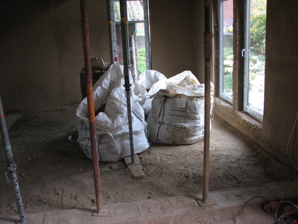 Im Wohnzimmer stehen mittlerweile drei Bigbags mit Lehmmörtel