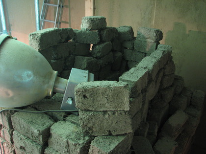 Die Kinder haben eine Lehmsteinburg gebaut