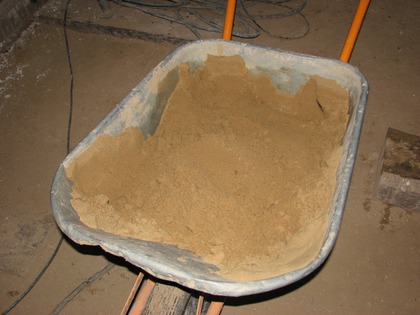 Mit feinem Reithallensand haben wir gemauert