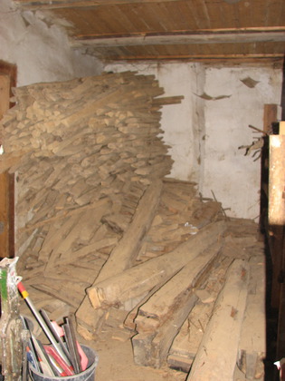 Die Deckenhölzer sind im Schuppen eingelagert