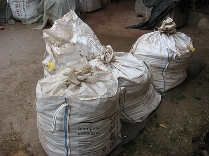 Vier volle Bigbags vor dem Haus