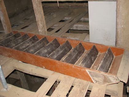 Die Treppe zum Dachboden jetzt am Boden