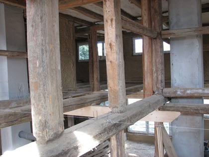 Blick quer durchs Haus im oberen Stockwerk