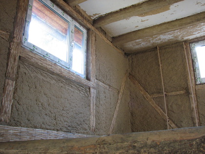 Das Fachwerk im Badezimmer mit Schilfrohrmatten bespannt