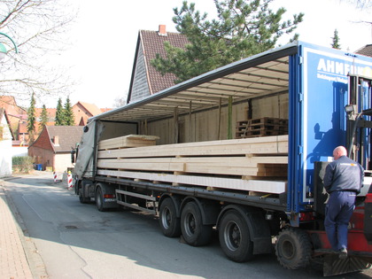 Der LKW mit dem Konstruktionsvollhollholz KVH ist angekommen