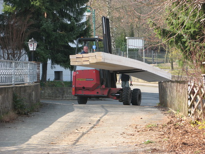 Weil der Gabelstapler seitwärts fahren kann ist das Anfahren von 13m Stangen kein Problem