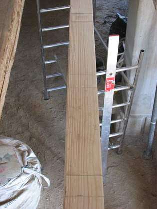 Die 40cm Markierungen werden ausgeschnitten für die Bodenlatten
