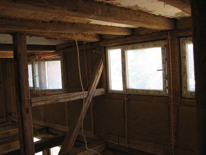 Die Fenster im oberen Stockwerk sind geschützt