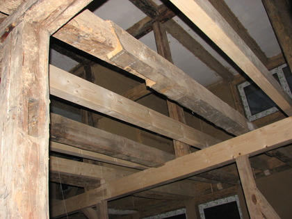 Vier KVH Deckenbalken wurden ins Fachwerk eingebracht