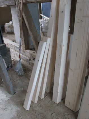 Die dünnen Balken werden zum Aufdoppeln der Aussenwandunterzüge benutzt