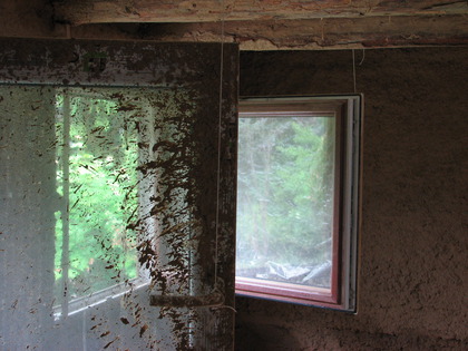 Fensterflügel mittels Bändern befestigt