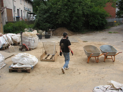 Arbeitsplatz zum Lehm sieben