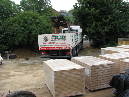 Der LKW bringt noch mehr Holzfaserdämmplatten