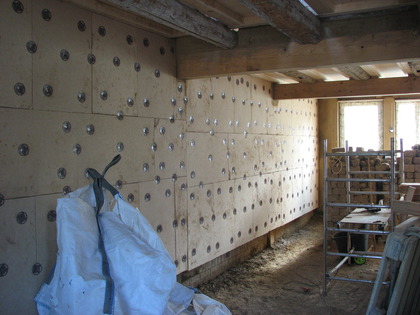 Holzfaserdämmplatten an der linken Hauswand