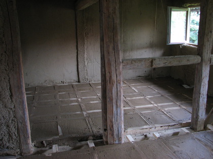 Moriens Zimmer mit Lehmboden