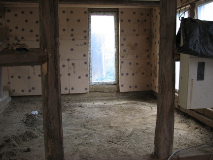Das Wohnzimmer ist frei von Lehmsteinen und Lehmmörtel