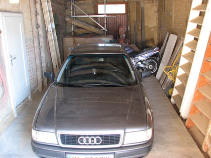 Die kleine Scheune dient als Garage